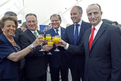 Rita Barberá, alcaldesa de Valencia, brinda con los presidentes de Ford Europa, Stephen Odell, y Ford España, José Manuel Machado; el presidente de la Generalitat, Francisco Camps, y el ministro Miguel Sebastián.