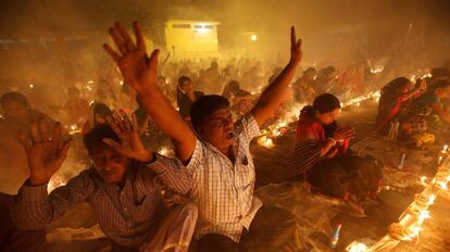 Un grupo de devotos hindúes celebra el festival Rakher Upabash, en Narayangonj (India).