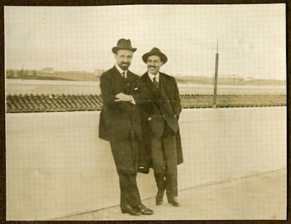 Juan Ramón Jiménez (izquierda) y Alberto Jiménez Fraud en la azotea de uno de los pabellones Gemelos de la Residencia de Estudiante de Madrid hacia 1925.