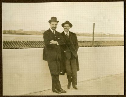 Juan Ramón Jiménez (izquierda) y Alberto Jiménez Fraud en la azotea de uno de los pabellones Gemelos de la Residencia de Estudiante de Madrid hacia 1925.