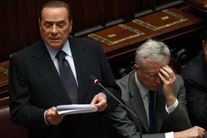 Silvio Berlusconi, ayer en el Parlamento junto con el ministro de Economía, Giulio Tremonti.
