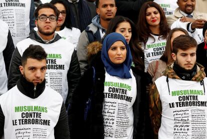 Un grupo de personas lleva camisetas que dicen "musulmanes contra el terrorismo" mientras se reúnen en el Muro por la Paz en París.