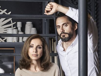 ANA BELÉN Y PACO LEÓN. “Su premio es el único cantado”, bromea Paco León. Ana Belén, Goya de honor de esta edición, incide en el adjetivo que según ella mejor define al director de Kiki, el amor se hace (cuatro candidaturas): “Libre. Siempre me ha llamado la atención su libertad. Me gusta su humor y ese aire relajado y lúdico que logra darle a todo”. La actriz y cantante confiesa que está nerviosa, mucho más de lo que sabría expresar, ante el homenaje que le rendirá la Academia en la gala del próximo 4 de febrero. “Es que en el fondo no sé cómo voy a reaccionar, me tomaré una pastilla para intentar estar tranquila, llevo un tiempo sensible con ciertas cosas y este premio revive muchos recuerdos. Me inquieta no controlarme, no es una situación cómoda. Estoy acostumbrada a actuar, o a responder por el premio a un trabajo concreto, por no a estas cosas. Pensaré en toda la gente por la que yo estoy hoy aquí y que ya no están a mi lado, como mis padres”. “Cuando empecé en esto”, recuerda Paco León, “conocer a Ana Belén fue de esas cosas que me hicieron especial ilusión. Ella representa eso que yo llamo un glamur familiar. Ella es de siempre. Una belleza eterna, que no necesita sentirse joven ni ridícula para ser atractiva”.