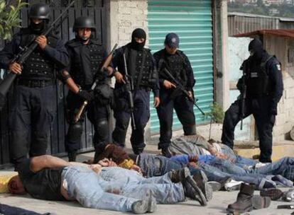 Los secuestradores, tendidos en el suelo tras ser detenidos en la operación policial para liberar a dos retenidos.