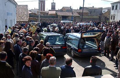 Imagen del funeral celebrado ayer en Aldehuela de Yeltes por los jóvenes fallecidos al ser arrollado por una locomotora el coche en el que viajaban

.