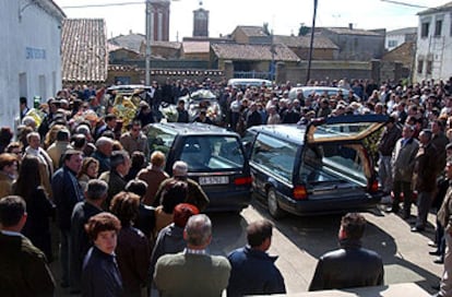 Imagen del funeral celebrado ayer en Aldehuela de Yeltes por los jóvenes fallecidos al ser arrollado por una locomotora el coche en el que viajaban

.