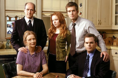 The main cast of 'Six Feet Under' in its first season. The series marked a before and after in television. 
