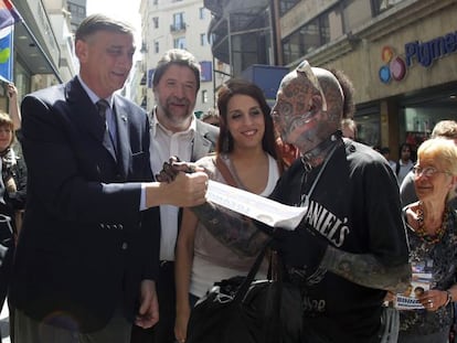 Hermes Binner saluda a un seguidor en una calle de Buenos Aires, el pasado 11 de octubre.