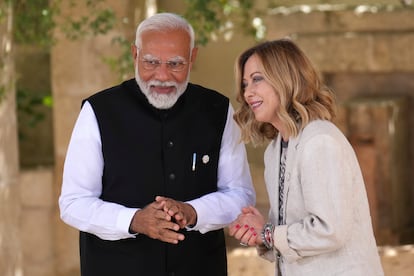 El primer ministro de la India, Narendra Modi, es recibido por primera ministra italiana, Girgia Meloni, durante la segunda jornada del G-7 en Savelletri, este viernes.
