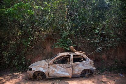 Os carros, abandonados durante anos nas represas, começaram a surgir com a estiagem.