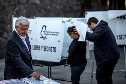 Andrés Manuel López Obrador vota en la elección presidencial de 2018