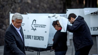 Andrés Manuel López Obrador vota en la elección presidencial de 2018, la última vez que estuvo en la boleta.