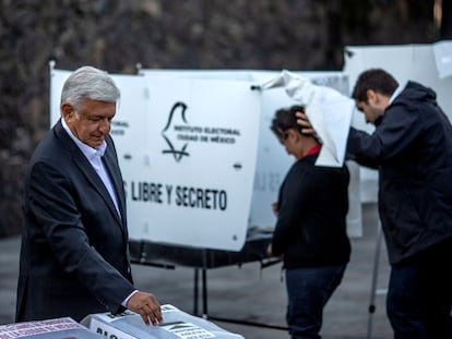 Andrés Manuel López Obrador vota en la elección presidencial de 2018, la última vez que estuvo en la boleta.