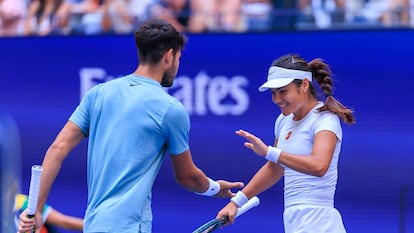 Alcaraz y Raducanu, durante el dobles mixtos en Nueva York.
