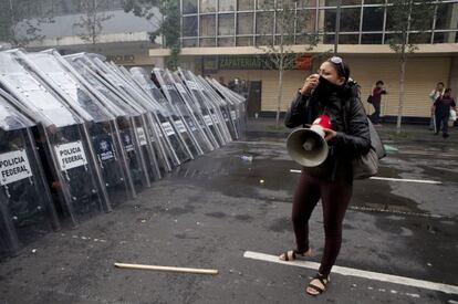 Una manifestante frente a agentes de la Policía Federal cerca del Zócalo.