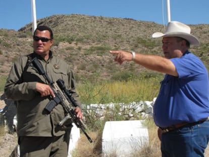 El actor Steven Seagal junto al sheriff Arvin West del condado de Hudspeth, tras ser nombrado ayudante el pasado fin de semana.