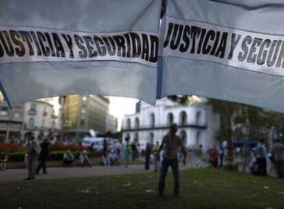 Banderas argentinas con el lema "Justicia y seguridad" colgadas en la Plaza de Mayo de Buenos Aires.