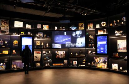 Las salas de Titanic Belfast explican el hundimiento del buque y exponen objetos recuperados del fondo del mar.