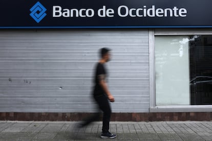 Un hombre camina en el exterior del Banco de Occidente, en Bogotá, Colombia.