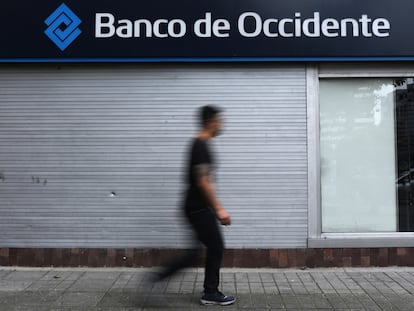 Un hombre camina en el exterior del Banco de Occidente, en Bogotá, Colombia.