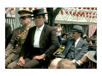 Royal fue actor antes de coger la cámara. Participó en 'spaghetti-western' que se rodaban en Almería a finales de los sesenta. Su idioma y desparpajo le sirvieron para convertirse en corresponsal gráfico de varios medios de EE UU y Reino Unido. En la foto, Francisco Franco, en la Feria de Sevilla (1967).