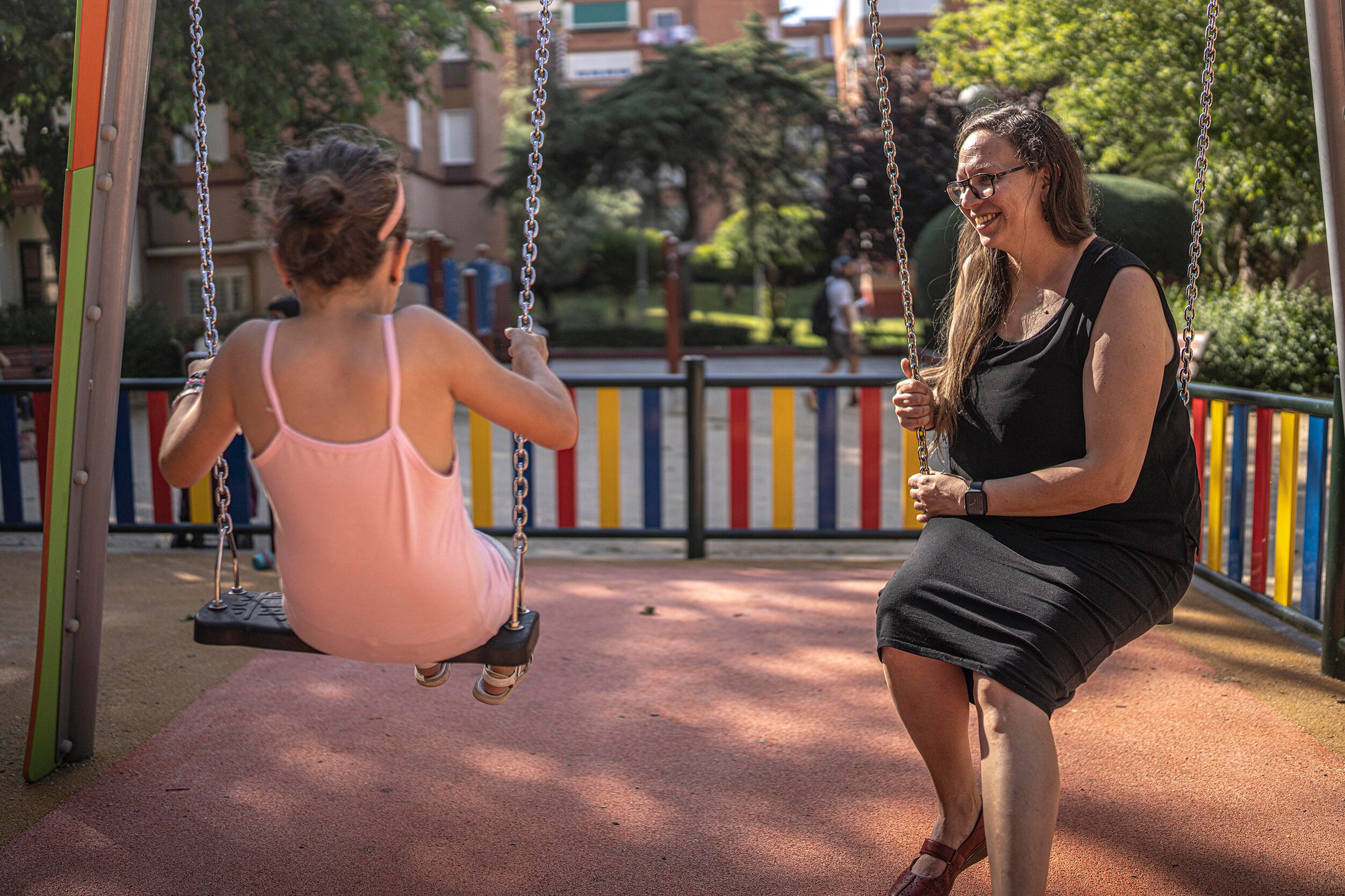 Bárbara Gámez, de 43 años, con su hija en el parque, en una foto cedida por la ONG Educo.