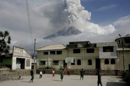El Tungurahua, tran dos semanas de actividad sísimica, ha entrado en erupción y ha provocado la evacuación de parte de la población de los alrededores.