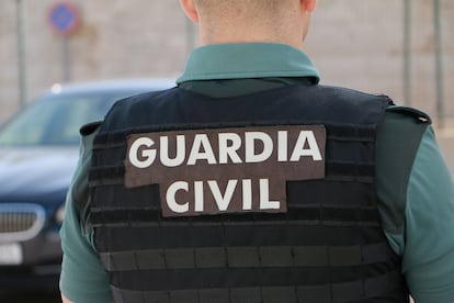 Una imagen de archivo de un agente de la Guardia Civil de espaldas.