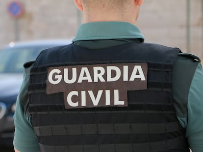 Una imagen de archivo de un agente de la Guardia Civil de espaldas.