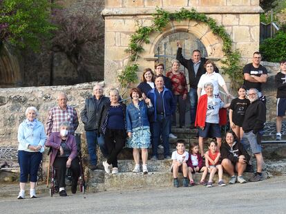 Los vecinos de Terradillos de Sedano (Burgos) que están recaudando fondos para salvar el retablo de la iglesia del pueblo.