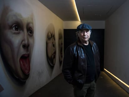 Joan Manuel Serrat, en la entrada al garaje de un hotel en Madrid.