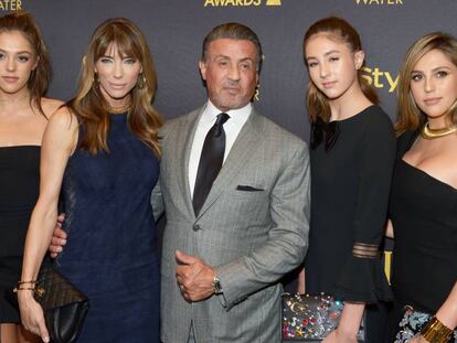 De izquierda a derecha: Sistine Stallone, Jennifer Flavin, Sylvester Stallone y sus otras dos hijas Scarlet y Sophia, en la fiesta celebrada por la Asociaci&oacute;n de la Prensa Extranjera en Hollywood, el jueves en Hollywood.