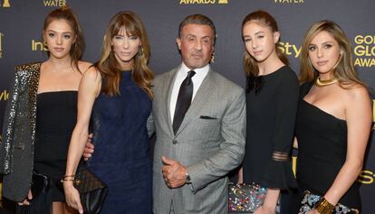 De izquierda a derecha: Sistine Stallone, Jennifer Flavin, Sylvester Stallone y sus otras dos hijas Scarlet y Sophia, en la fiesta celebrada por la Asociaci&oacute;n de la Prensa Extranjera en Hollywood, el jueves en Hollywood.