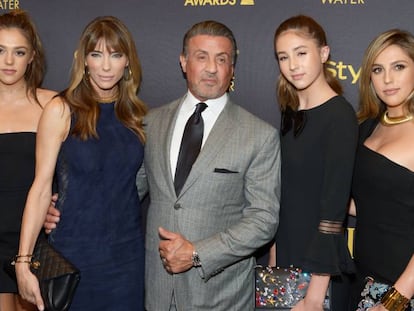 De izquierda a derecha: Sistine Stallone, Jennifer Flavin, Sylvester Stallone y sus otras dos hijas Scarlet y Sophia, en la fiesta celebrada por la Asociación de la Prensa Extranjera en Hollywood, el jueves en Hollywood.