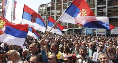 Serbokosovares protestan contra el acuerdo entre Pristina y Belgrado, este lunes en Mitrovica, al norte de Kosovo.