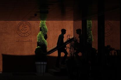 Una persona entra a un edificio durante los partidos de la primera ronda del torneo de tenis French Open en el estadio Roland Garros en París (Francia).