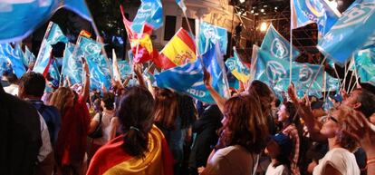 Simpatizantes del PP en la sede del partido en la calle Genova.