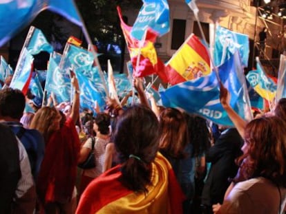 Simpatizantes del PP en la sede del partido en la calle Genova.