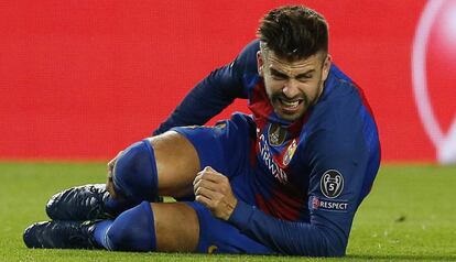Piqué se duele de la pierna derecha, durante el partido contra el City.