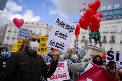 Manifestantes se concentran a favor de la aprobación de la ley de eutanasia en la Puerta del Sol en Madrid el 18 de febrero de 2021.