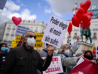 Manifestantes se concentran a favor de la aprobación de la ley de eutanasia en la Puerta del Sol en Madrid el 18 de febrero de 2021.