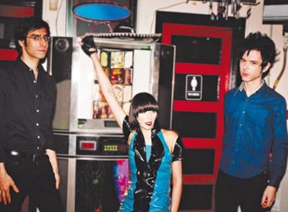 Brian Chase, Karen O  y Nick Zinner. El rock es aún elegante.