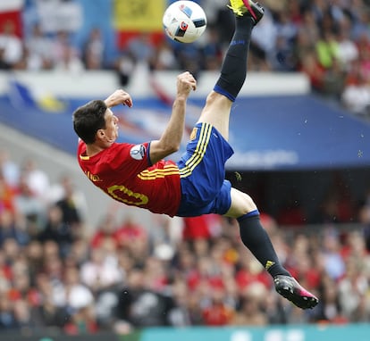 El jugador de la selección española Aduriz realiza una chilena.