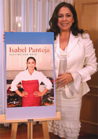 La famosa tonadillera presentó en el restaurante 'La Cantora' de Fuengirola su libro de cocina.