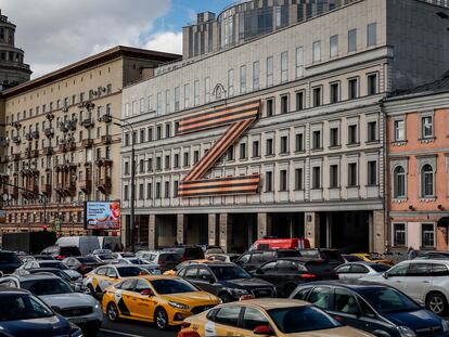 Atasco de coches frente a un teatro decorado con la letra Z en Moscú, en marzo.