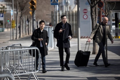 Barcelona se preprara a acoger miles de congresistas del Mobile World Congress 2025. En la imagen congresistas frente a la Fira de L'Hospitalet de Llobregat. Massimiliano Minocri