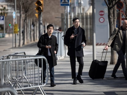 Barcelona se preprara a acoger miles de congresistas del Mobile World Congress 2025. En la imagen congresistas frente a la Fira de L'Hospitalet de Llobregat. Massimiliano Minocri