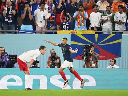 Mbappé celebra su segundo gol ante Dinamarca.