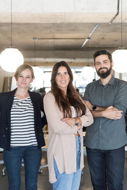 De izquierda a derecha, Olivia Sohr, Laura Zommer y Pablo M. Fernández, responsables de Chequeado, en su redacción de Buenos Aires. Son la organización de referencia para la persecución de bulos en América Latina.