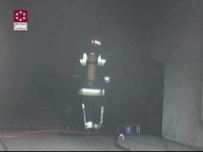 El incendio de un parking obliga a desalojar a 36 familias de una finca de Segorbe (Castellón)